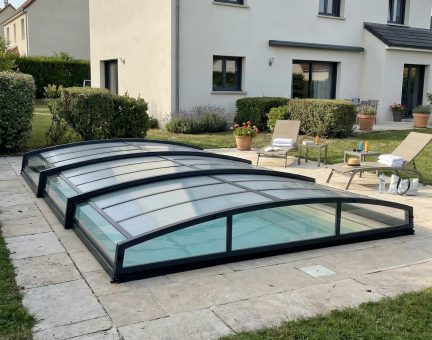 Abri piscine téléscopique Majorca 4.5 x 6.7 m Structure en Aluminium gris et panneaux hybrides